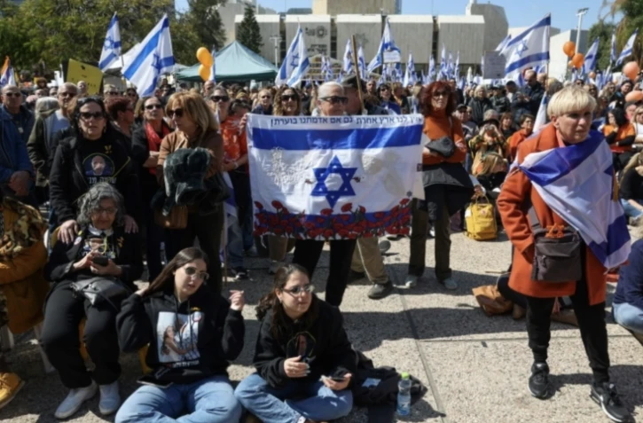 Rassemblement à Tel-Aviv pour rendre hommage à Shiri Bibas et ses deux garçonnets, morts en captivité à Gaza, le jour de leur funérailles, le 26 février 2025 ( AFP / Ahmad GHARABLI )