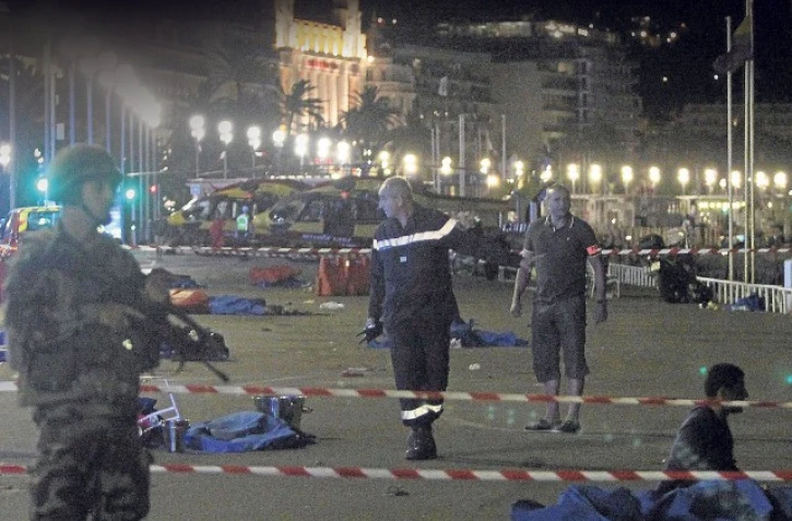 Policiers et pompiers sur la Promenade des Anglais où un camion a foncé le 14 juillet 2016 à Nice tuant 84 personnes