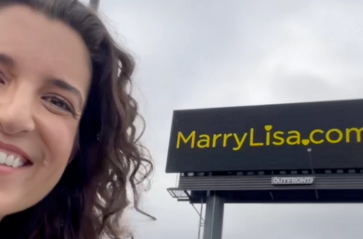 Pour trouver l’amour, une Américaine loue des panneaux géants sur l’autoroute