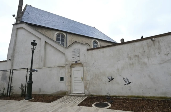 L'entrée d'une synagogue à Orléans, le 23 mars 2025 dans le Loiret ( AFP / JEAN-FRANCOIS MONIER )