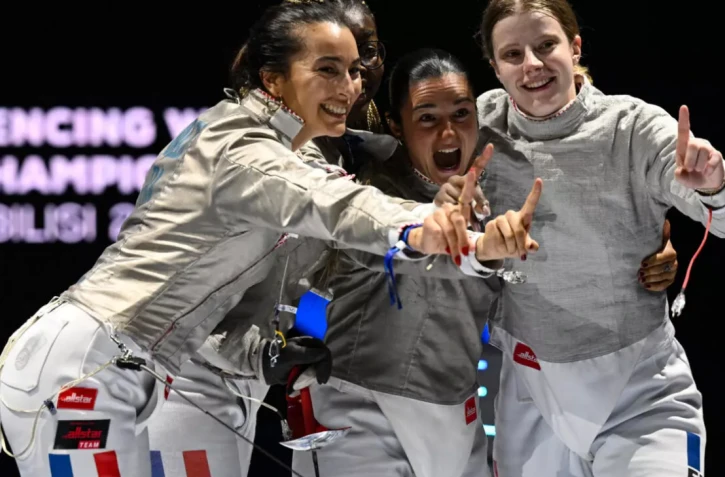  Les sabreuses françaises Sarah Balzer (g), Sarah Noutcha, Faustine Clapier et Toscane Tori à Tbilissi le 30 juillet 2025 © Vano SHLAMOV / AFP 