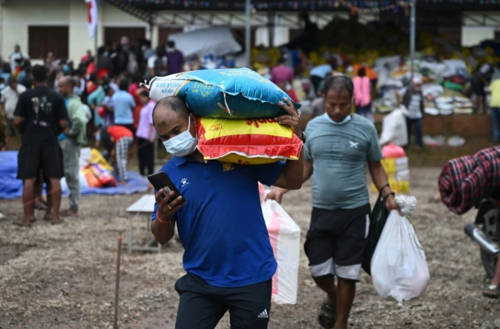 Des rescapés du "tsunami himalayen" quittent un camp de secours temporaire après avoir reçu une aide matérielle à Devighat, dans le district de Nuwakot au Népal, le 3 septembre 2026