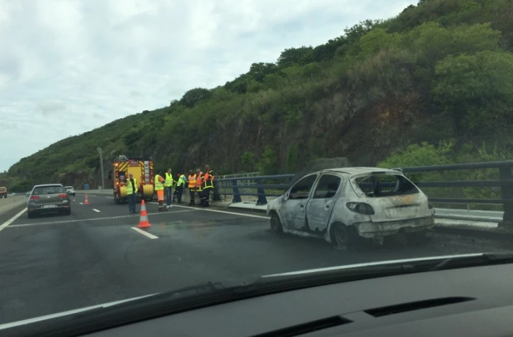 Voiture en feu sur la route des Tamarins