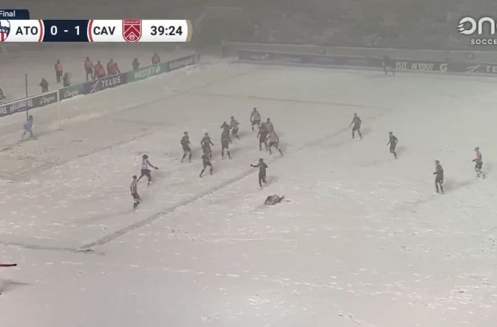 Canada : bicyclette, chasse-neige… la folle finale du championnat sous une tempête de neige