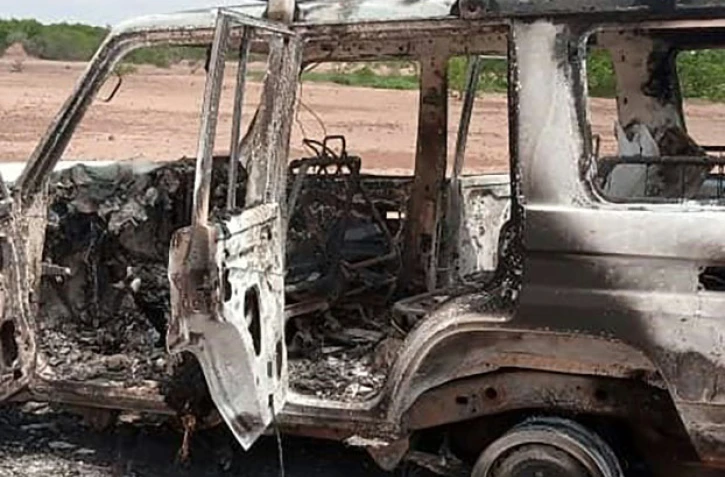 Vue de l'arrière de la voiture calcinée où se trouvaient les six Français et les deux Nigériens tués par des hommes armés dans la zone de Kouré, dans le sud-ouest du Niger, le 9 août 2020
