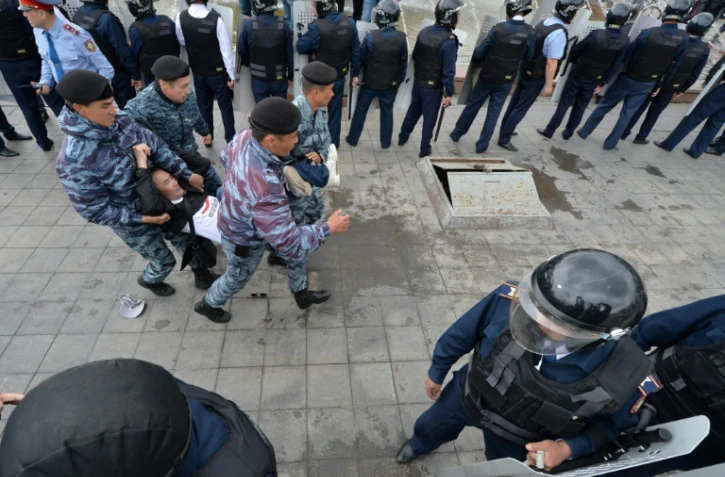 Des policiers kazakhs arrêtent des manifestants de l'opposition, le 9 juin 2019 à Nur-Sultan, alors que le pays tient ses premières élections sans l'ancien président Noursoultan Nazarbaïev