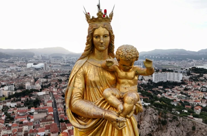 La "Bonne-Mère", statue de la vierge à l'enfant, au sommet de la basilique Notre-Dame de la Garde à Marseille, le 23 janvier 2025
