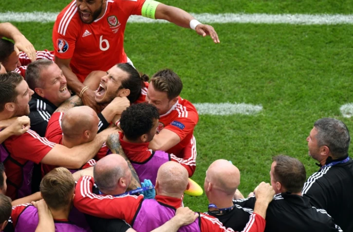 Gareth Bale exulte avec ses coéquipiers après son but pour le Pays de Galles face à la Slovaquie, le 11 juin 2016 à Lens
