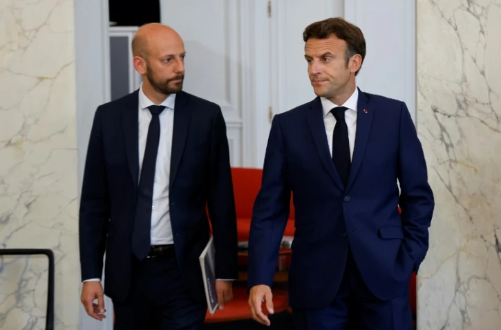 Le ministre français de la Transformation et des Services publics et délégué général de Renaissance Stanislas Guerini (G) et le président français Emmanuel Macron après des entretiens au palais présidentiel de l'Élysée, à Paris, le 21 juin 2022