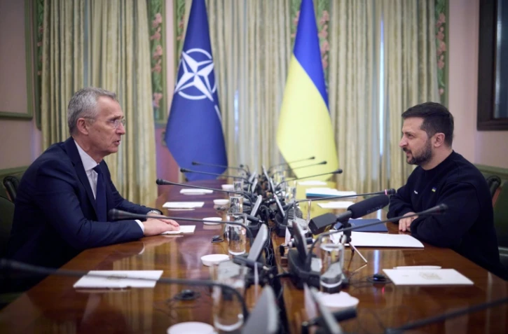 Le secrétaire général de l'Otan Jens Stoltenberg (G) et le président ukrainien Volodymyr Zelensky lors d'une conférence de presse, le 20 avril 2023 à Kiev