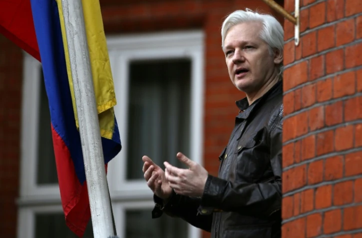 Le fondateur de Wikileaks, Julian Assange, fait une déclaration depuis le balcon de l'ambassade d'Equateur, le 19 mai 2017 à Londres
