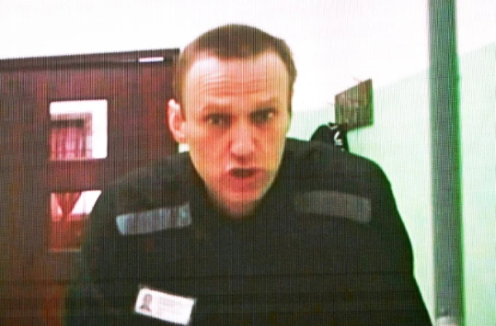 L'opposant russe Alexeï Navalny témoigne via un lien vidéo lors d'une audience préliminaire dans le cadre d'un procès pour "extrémisme" dans un tribunal de Moscou, le 22 juin 2023