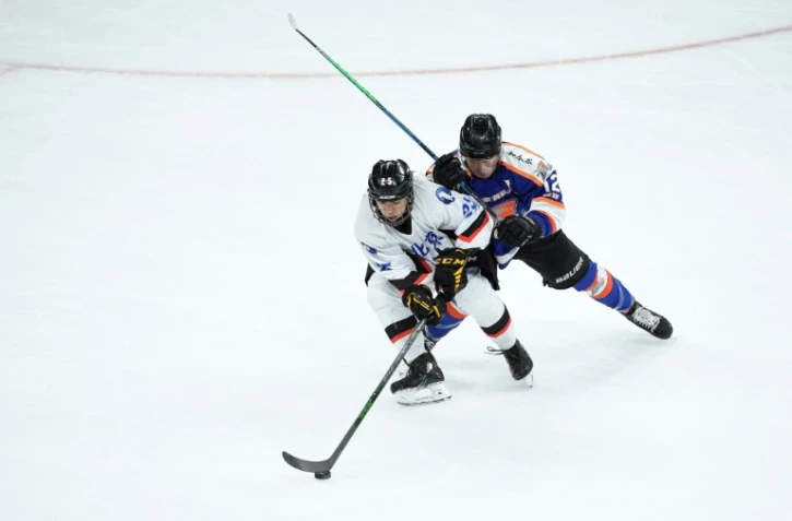 Match de hockey opposant les équipes de Beijing Arcfox de Liu Zihao (à gauche) à Beijing Shougang de Zhang Zhuo organisé comme test pour les JO de Pékin, le 8 novembre 2021 