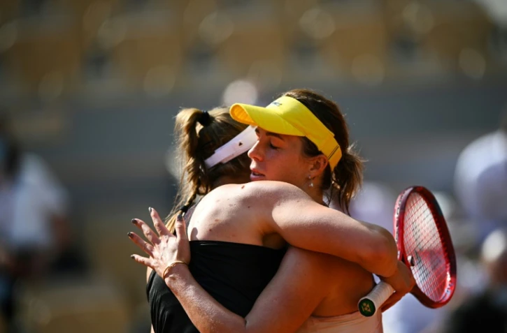 La Russe Anastasia Pavlyuchenkova (d), victorieuse de son quart de finale contre sa partenaire de double, la Kazakhe Elena Rybakina, le 8 juin 2021 au tournoi de Roland Garros