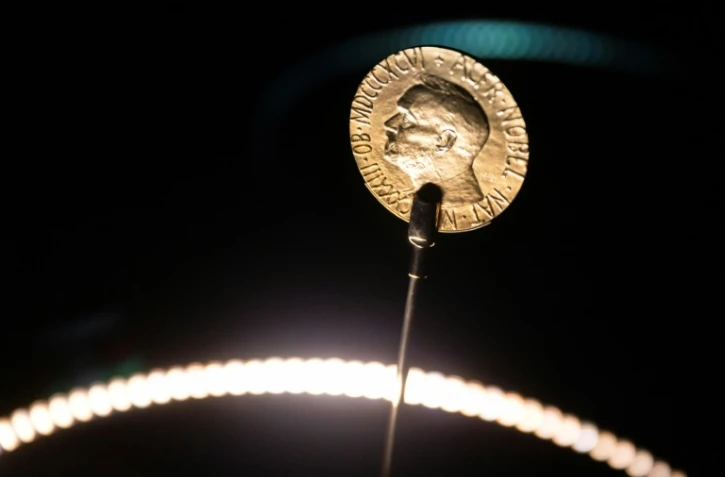 Une médaille en or officielle du prix Nobel de la paix est exposée au Centre Nobel de la paix à Oslo, le 9 décembre 2021