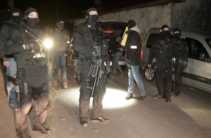Des policiers du Raid et de la PJ sécurisent les lieux après une opération anti-terroriste visant une cache d'armes présumée de l'ETA, le 16 décembre 2016 à Louhossoa (Pyrénées-Orientales)