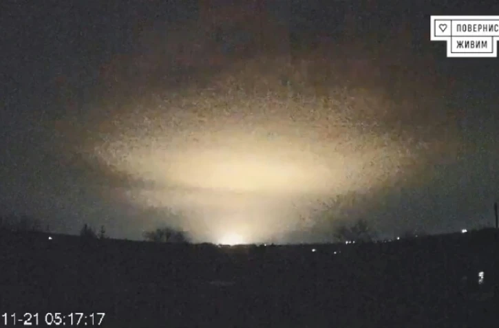 Capture d'écran d'une vidéo diffusée par l'ONG ukrainienne "Come Back Alive" montrant des explosions sur la ville ukrainienne de Dnipro, le 21 novembre 2024