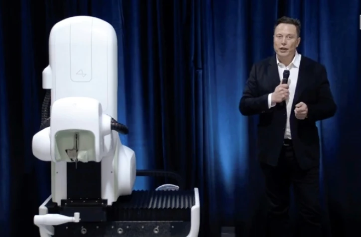 Capture vidéo réalisée à partir du livestream Neuralink montrant Elon Musk à côté d'un prototype du robot chirurgien conçu par Neuralink lors d'une présentation, le 28 août 2020