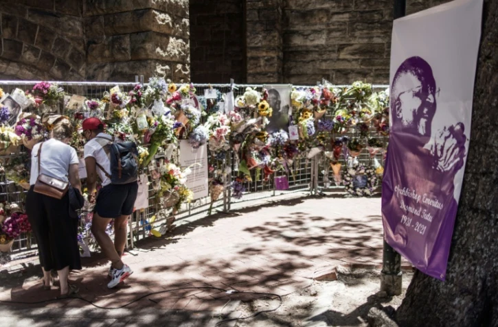 Des fleurs déposées le long d'un mur du souvenir en hommage à Desmond Tutu, devant la cathédrale St George au Cap, en Afrique du sud, le 30 décembre 2021