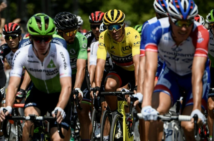 Le Belge Greg Van Avermaet, maillot jaune, et le Slovaque Peter Sagan, maillot vert, dans le peloton au départ de la 10e étape entre Annecy et Le Grand-Bornand, le 17 juillet 2018 