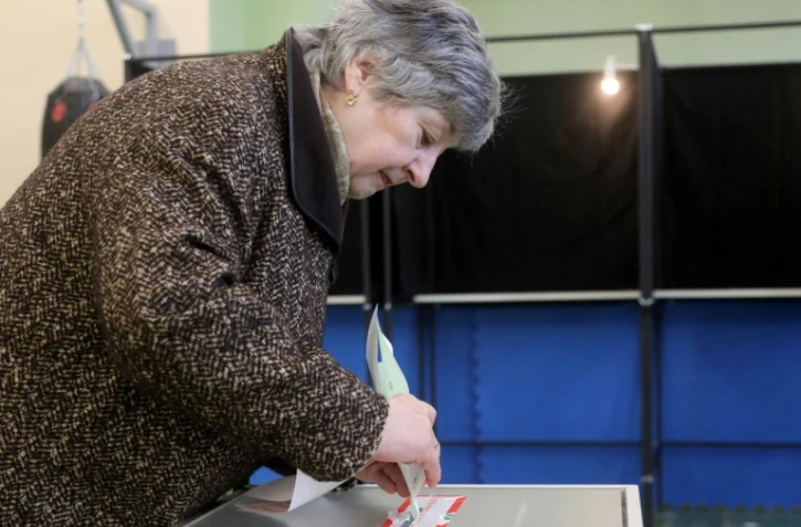 Une électrice vote au pemier tour de la présidentielle en Lituanie, le 12 mai 2024 à Vilnius