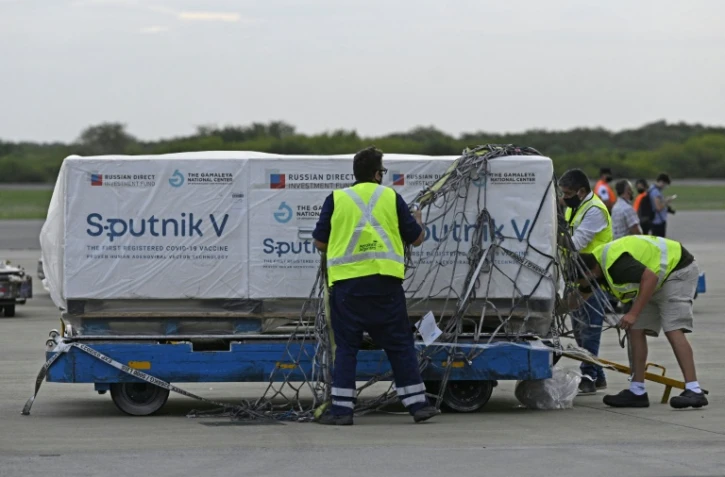 Des lots de vaccins Spoutnik viennent d'être déchargés d'un avion à l'aéroport de Buenos Aires, le 12 février 2021