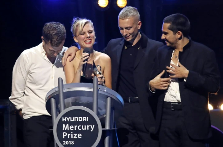 Les rockers de Wolf Alice, Joff Oddie, Ellie Rowsell, Theo Ellis et Joel Amey, lors de la remise de leur Mercury Prize à Londres, le 20 septembre 2018