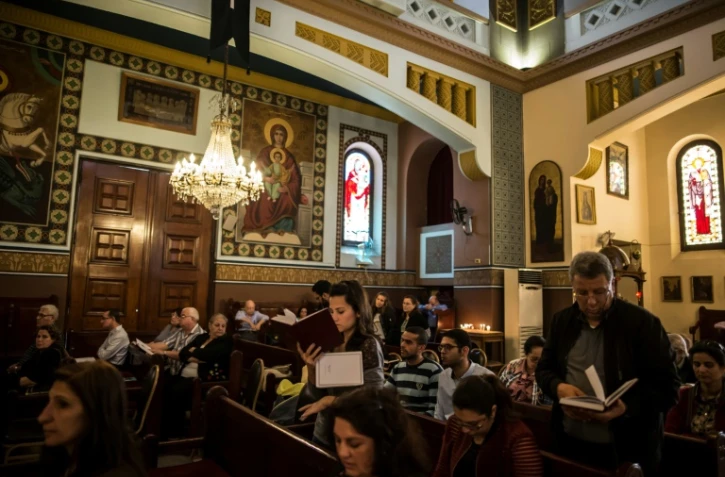 Des coptes d'Egypte prient dans une église orthodoxe, le 14 avril 2017 au Caire