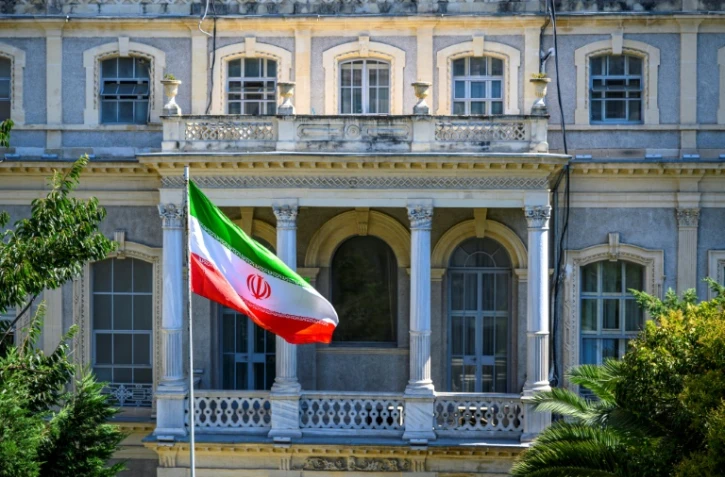 Un drapeau iranien flotte devant le consulat iranien, où des diplomates iraniens rencontrent leurs homologues d'Allemagne, de Grande-Bretagne et de France pour de nouvelles négociations nucléaires, le 25 juillet 2025 à Istanbul, en Turquie