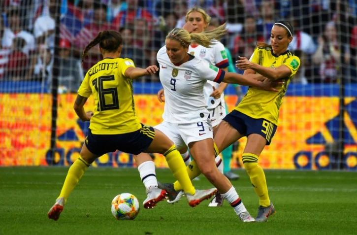 L'Américaine Lindsay Horan (c) aux prises avec les Suédoises Julia Zigiotti Olme (g) et Kosovare Asllani (d) au Mondial féminin, le 20 juin 2019 au Havre