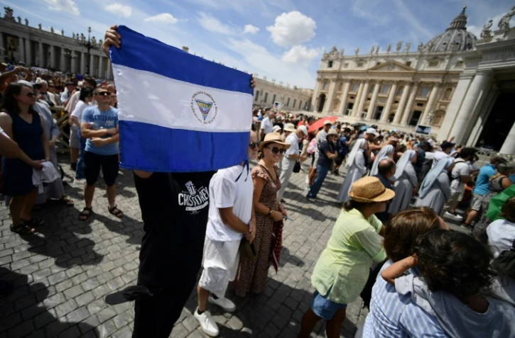 Un homme brandit un drapeau du Nicaragua sur la place Saint-Pierre pendant la prière de l'Angelus, le 22 août 2022