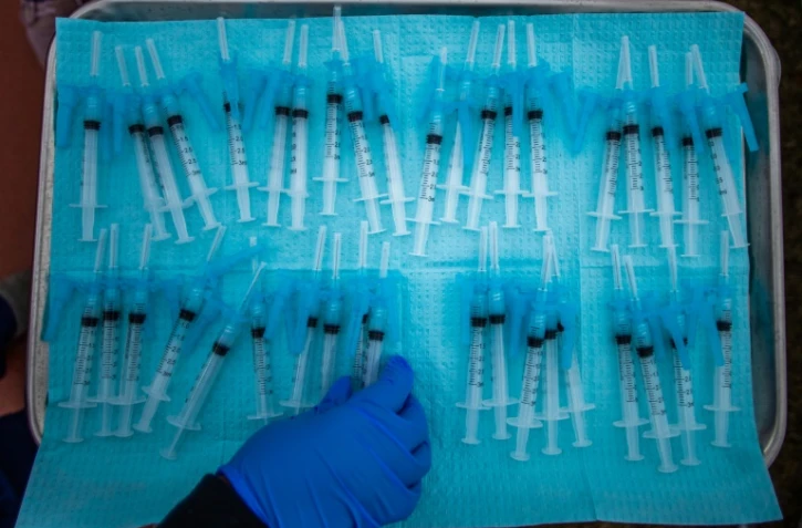 Préparation de vaccins Moderna contre le Covid-19, pour les administrer aux habitants de Los Angeles, en Californie, le 16 février 2021