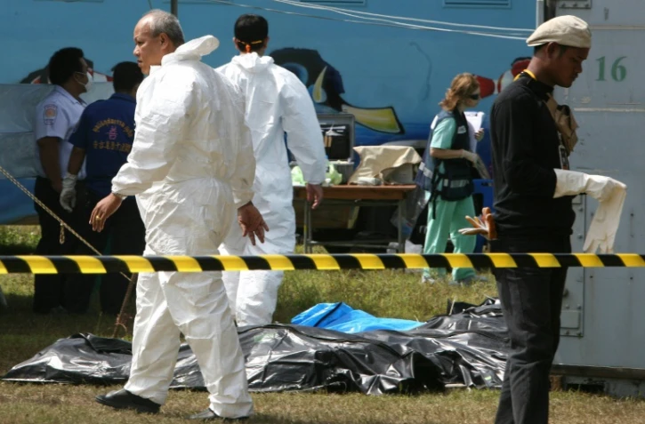 Des légistes travaillent à l'identification de victimes du crash de l'avion MD-82 à Phuket le 19 septembre 2007
