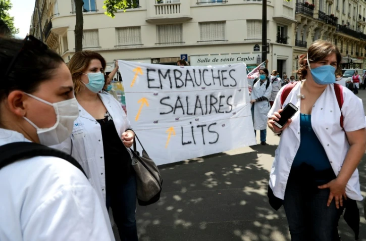 Manifestation des personnels soignants le 25 mai 2020 devant le ministère de la Santé à Paris, avant le début du "Ségur de la santé"