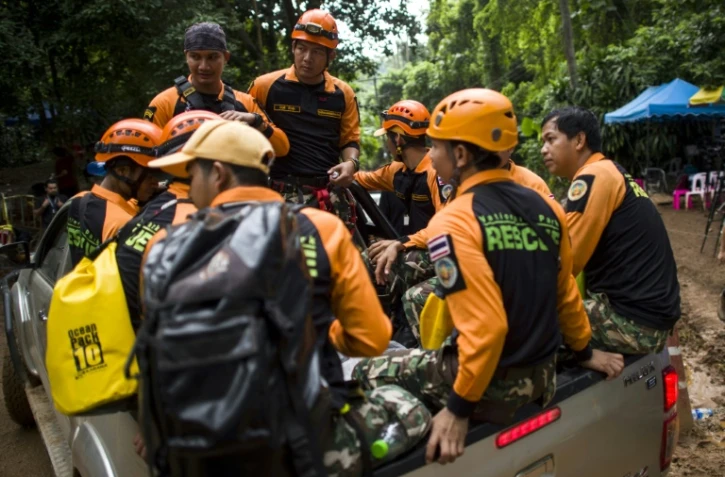 Des secouristes thaïlandais, près de la grotte Tham Luang où sont bloqués 12 enfants et leur entraineur de football, le 6 juillet 201 à Mae Sai