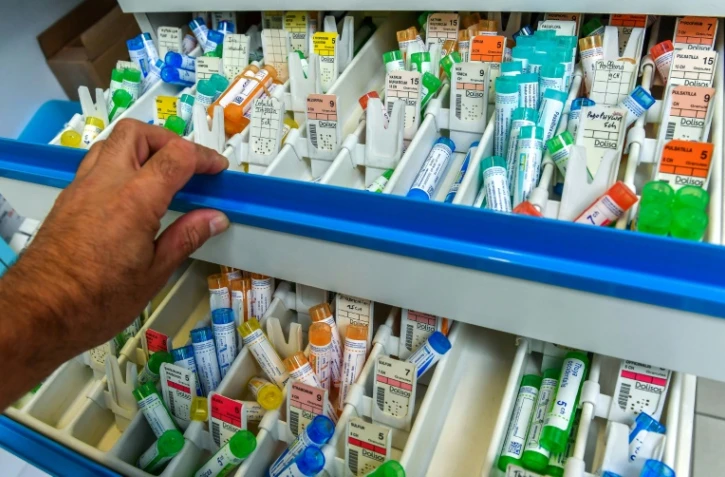 Tubes de granulés homéopathiques dans une pharmacie à Lille