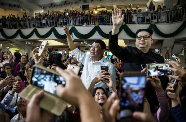 Un sosie du président philippin Rodrigo Duterte et celui du numéro-un nord-coréen Kim Jong Un ont suscité étonnement et stupeur lors d'un service religieux à Hong Kong, le 3 février 2019.