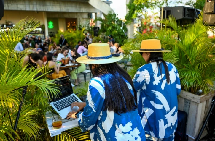 Le duo Pauza de DJ femme mixe sur le toit d'un restaurant à La Havane, le 16 mai 2022 à Cuba