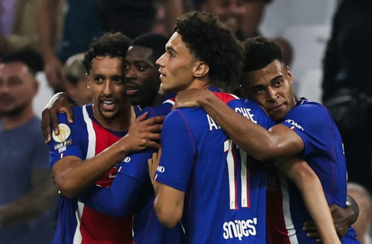 Le capitaine du PSG Marquinhos (à gauche) fêté par ses coéquipiers après son but contre Marseille, le 20 septembre 2026 au Vélodrome