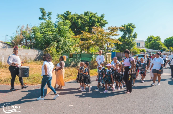 Le Port : défilé de la batucada des mercredis loisirs