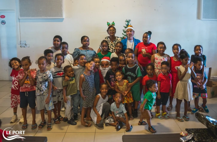 Remise des cadeaux aux enfants du Port 