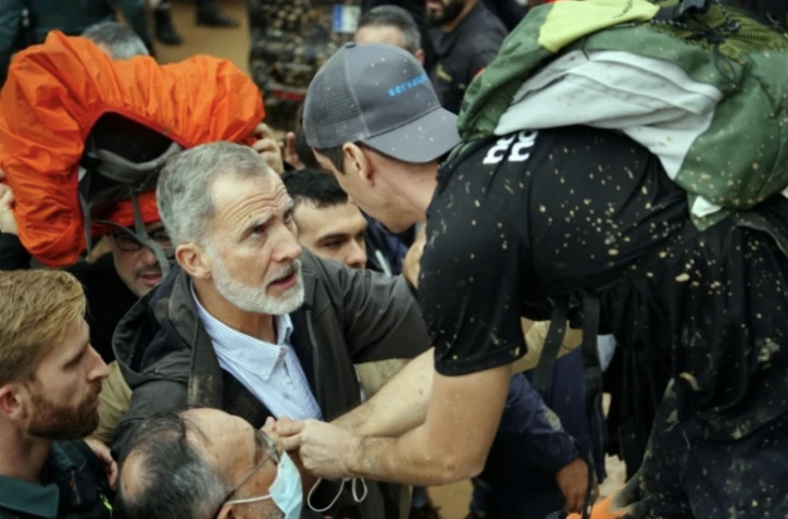 Le roi d'Espagne Felipe VI (G) pris à partie par un homme en colère lors de sa visite à Paiporta, dans la région de Valence (est de l'Espagne) le 3 novembre 2024 après des inondations dévastatrices et meurtrières ( AFP / Manaure Quintero )