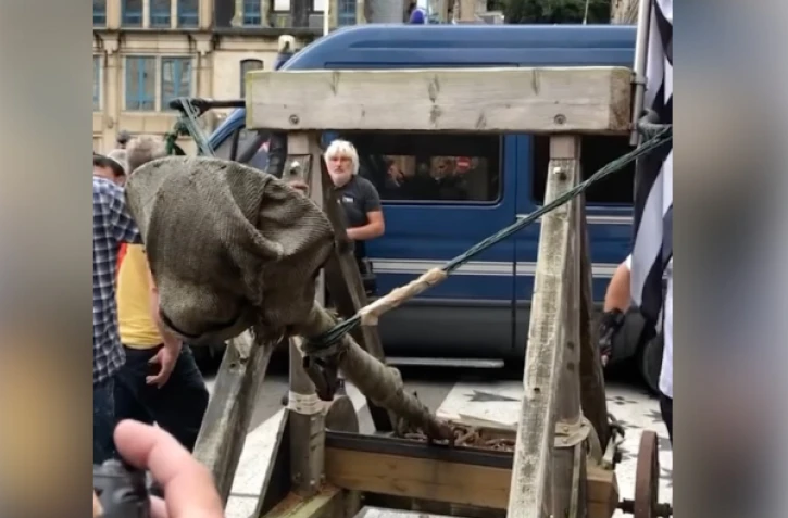 Une catapulte sortie face aux forces de l’ordre lors d’une manifestation à Quimper