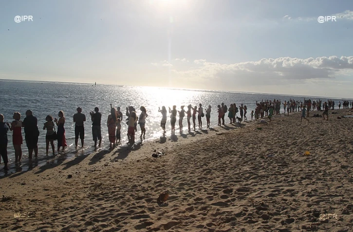 Chaîne humaine pour la réserve marine