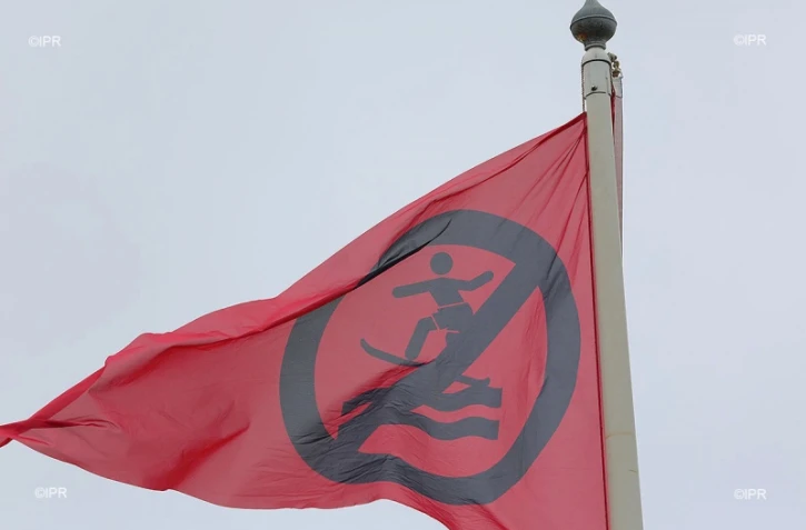 drapeaux requins ,drapeaux plages