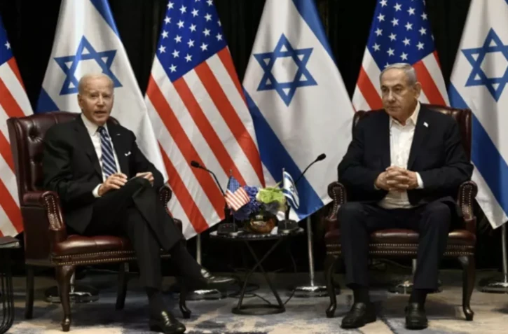 Le président américain Joe Biden (g) écoute le Premier ministre israélien Benjamin Netanyahu lors d'une réunion du cabinet de guerre israélien à Tel Aviv, le 18 octobre 2023 ( AFP / Brendan SMIALOWSKI )