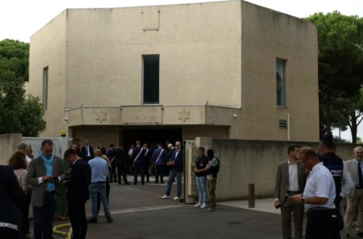 Gabriel Attal et Gérald Darmanin entrent dans la synagogue de La Grande-Motte, dans l'Hérault, visée par une attaque, le 24 août 2024 ( AFP / Pascal GUYOT )