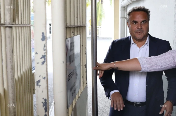 Didier Robert arriver à la caserne Vérines