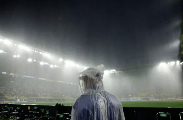 Fortes pluie au-dessus du stade de Dortmund ((Rhénanie du Nord-Westphalie, Allemagne), pendant le match Allemagne-Danemark de la coupe de l'UEFA, qui dû être interrompu pendant de longues minutes en raison d'un violent orage accompagné de chutes de pluies intenses et de grêle. Photo prise le 29 juin 2024 ( AFP / KENZO TRIBOUILLARD )
