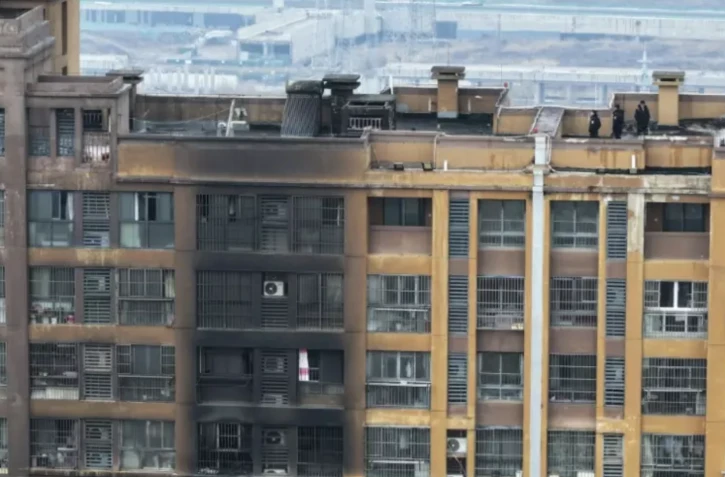 Vue aérienne d'un immeuble endommagé par un incendie à Nankin en Chine le 23 février 2024 ( AFP / -STR )